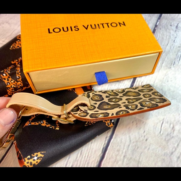Louis Vuitton CUSTOM painted leather luggage name tag bag charm in leopard. - Picture 3 of 6